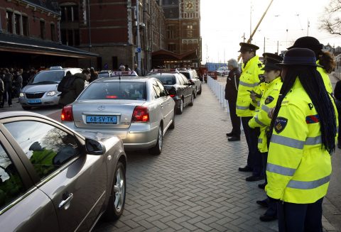 Taxistandplaats, Amsterdam, Centraal Station, toezicht, politie