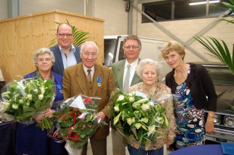 Gerda de Kruijf, Jan Christiaan Goudbeek, Arie Hoogenboom, Hans Hoogenboom, Riet Hoogenboom en Trix Hoogenboom, uitreiking IRU-diploma