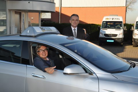 TBO Texel, Tesla Model S, elektrische taxi, wethouder Eric Hercules, Foto: Frank Grootemaat / Texelse Media BV