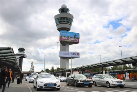 Schiphol, taxi, Tesla, luchthaven