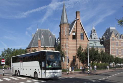 Touringcar bij Rijksmuseum