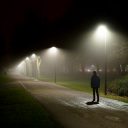 Wandelaar in de nacht. Foto: iStock / grafxart8888