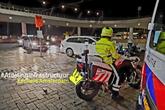 Politie tijdens taxicontrole Amsterdam