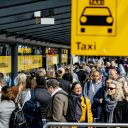 Lange rij bij taxi's op Schiphol