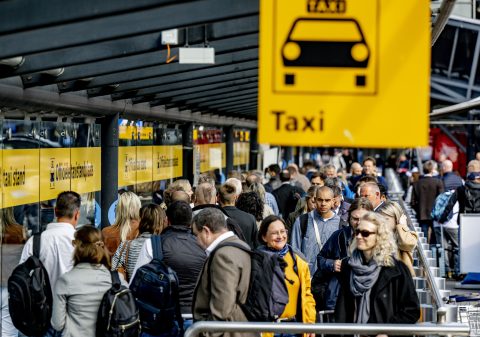 Lange rij bij taxi's op Schiphol