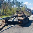 Kapotgeschoten tank in Oekraïne.