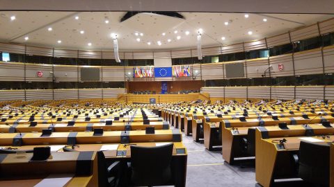 Vergaderzaal in het Europees Parlement. Afbeelding van Dan Johnston via Pixabay