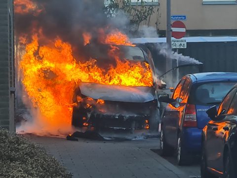 Nieuws op Beeld - Taxi brandt volledig uit in Rotterdam
