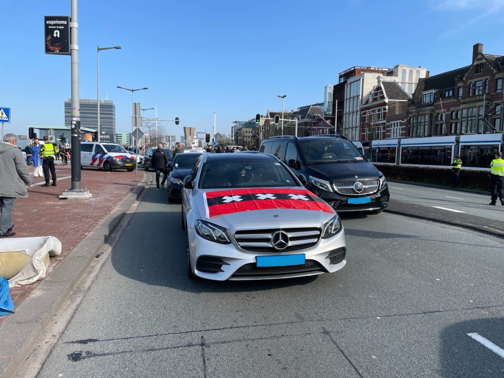 Taxi's blokkeren de weg op De Ruijterkade