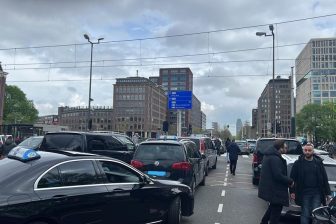 Taxichauffeurs blokkeren weg in Amsterdam