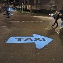 Pijl wijst reizigers de weg naar taxistandplaats in Breda