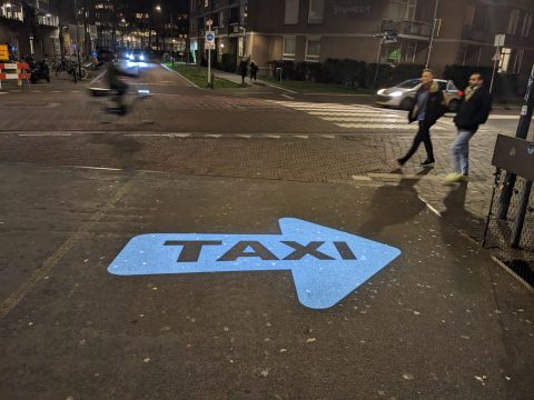 Pijl wijst reizigers de weg naar taxistandplaats in Breda