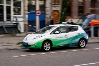 Beeld: een elektrische taxi rijdt door Amsterdam
