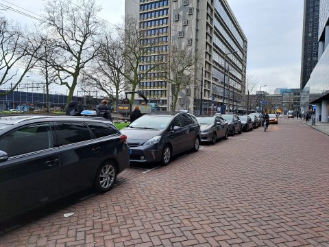 De ingeperkte taxistandplaats naast Rotterdam Centraal