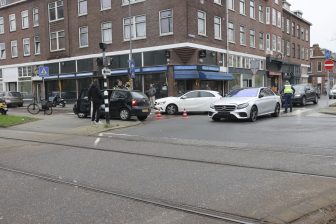 Botsing tussen personenauto en taxi in Rotterdam