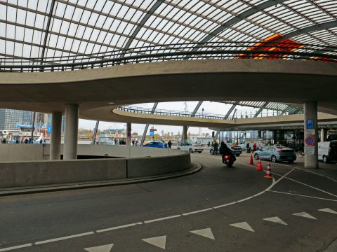Busstation achter Amsterdam Centraal